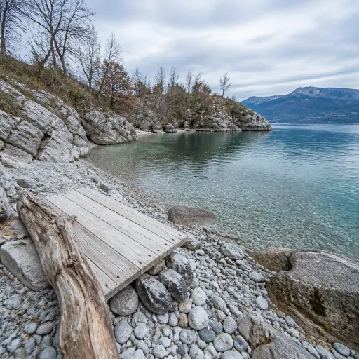 Lac du Bourget, rive ouest : la berge sauvage que les curistes d'Aix-les-Bains ignorent, et les criques derrière